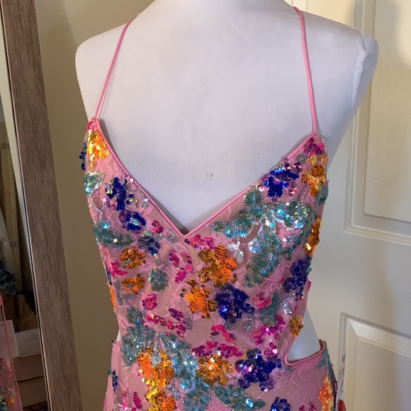 MAC DUGGAL
Embellished Lace Strappy Column Gown - Picture 5 of 17